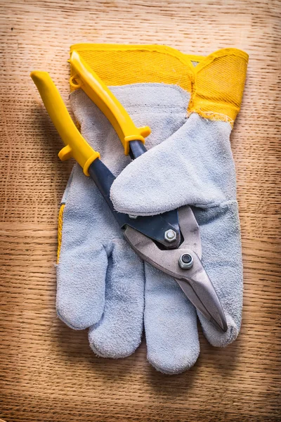 Stell cutter with protective glove