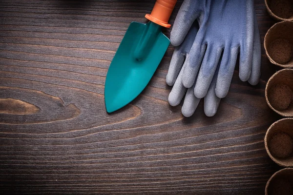 Hand spade with protective gloves