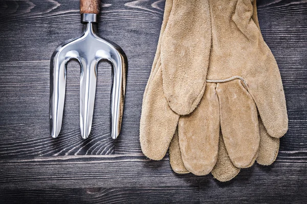 Trowel fork and leather gloves