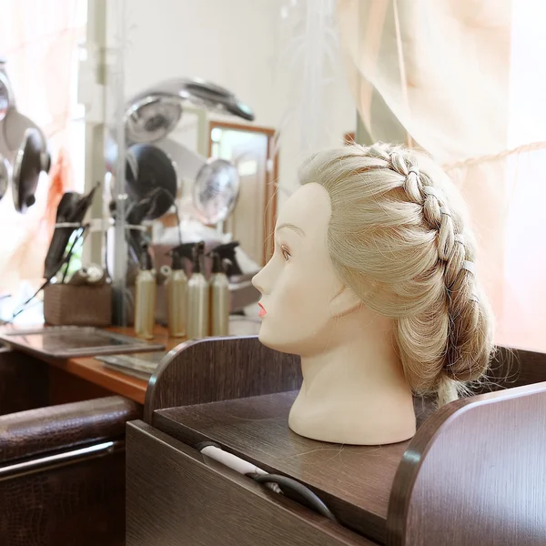 Mannequin\'s head with hairstyle in hairdresser salon