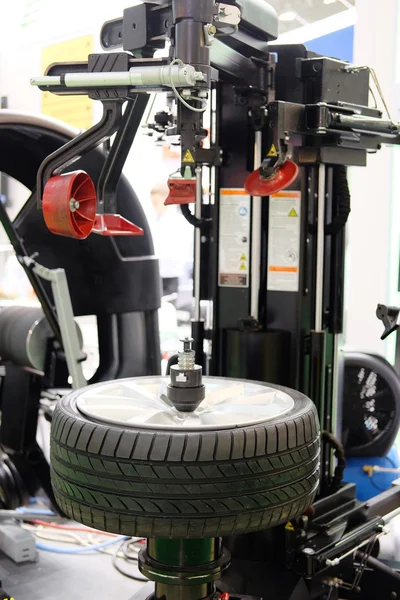 tyre fitting machine