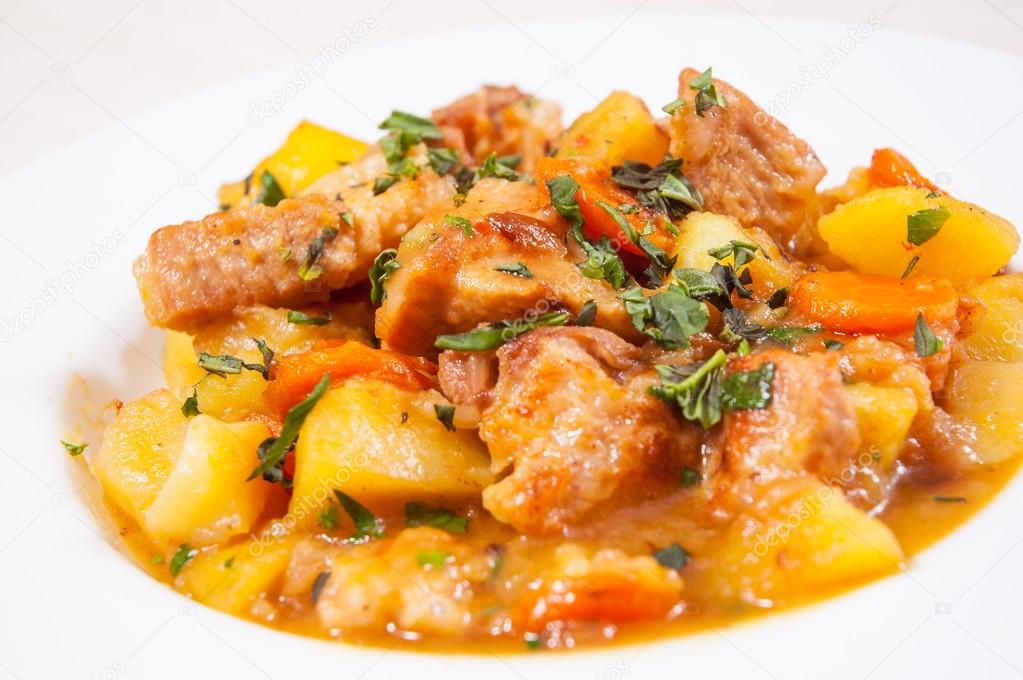 Потушить курицу с картошкой в казане рецепт пошагово Потушить курицу с картошкой в казане рецепт пошагово