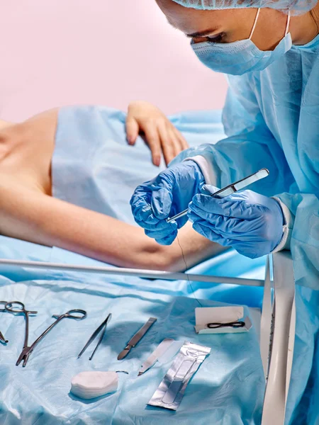 Surgeon keeps operating tools before operate womens breasts .