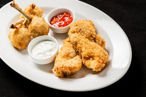 Fried chicken pieces with sauce