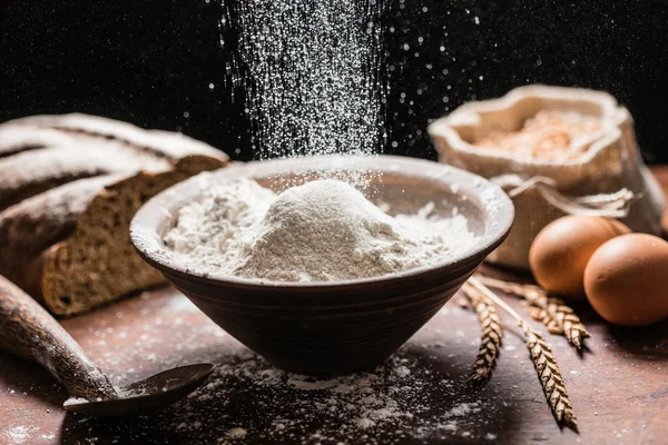 Spelt flour in bowl