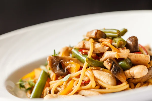 Noodles with chicken and asparagus
