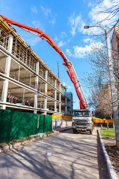 Automobile concrete pumping machine able to pump concrete