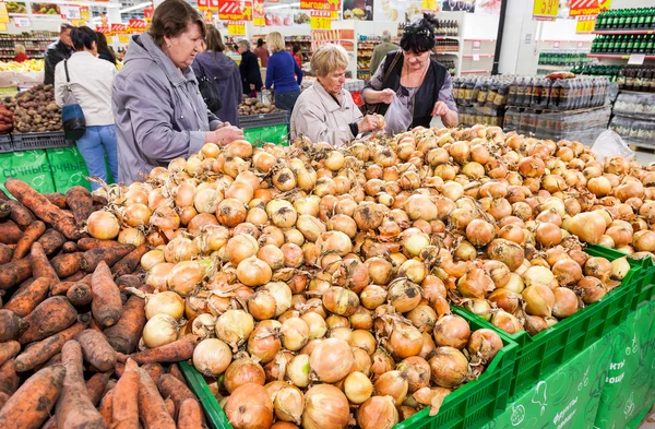 SAMARA, RUSSIA - SEPTEMBER 23, 2014: Buyers select fresh vegetab
