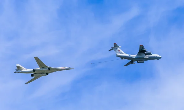 Il78 (Midas) aerial tanker and Tu160 (B