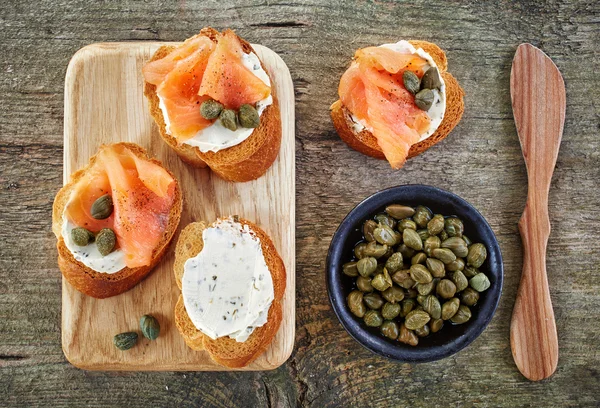 Toasted bread slices with cream cheese and smoked salmon