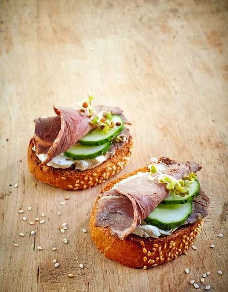 Toasted bread with roast beef and cucumber