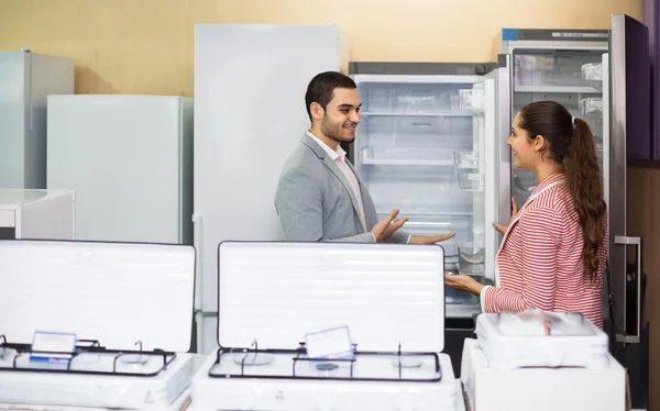 Assistant helping customers to choose