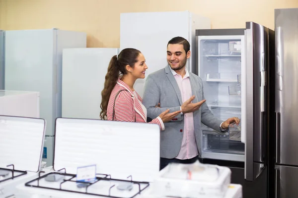 Assistant helping customers to choose