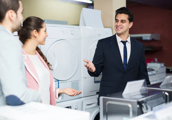 Assistant helping customers to choose