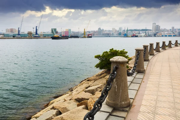 海边的拉科鲁尼亚和港口的一部分 - 图库照片J