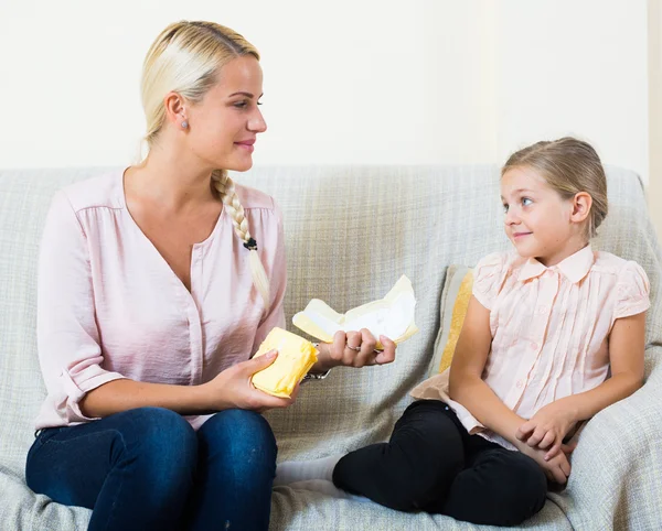 Conversation between mother and daughter