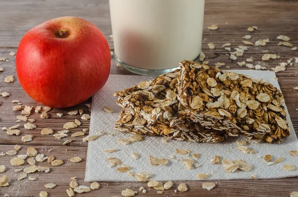 木制的桌子上的零食 - 图库照片raikhel#10927