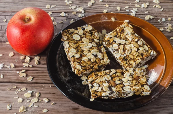 木制的桌子上的零食 - 图库照片raikhel#10927