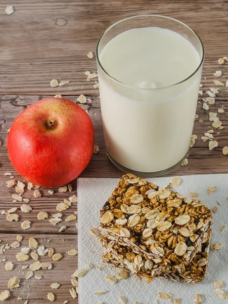 木制的桌子上的零食 - 图库照片raikhel#10927