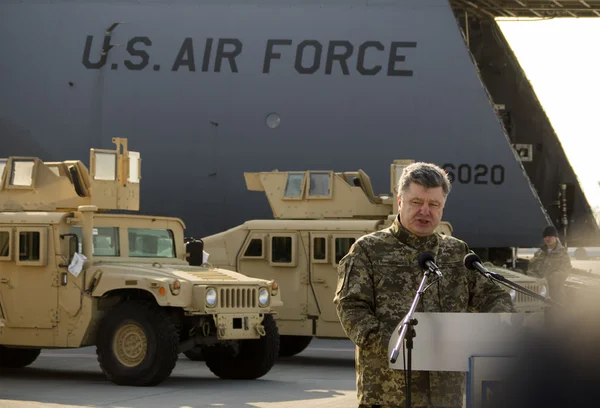 President Poroshenko met the US armored vehicles