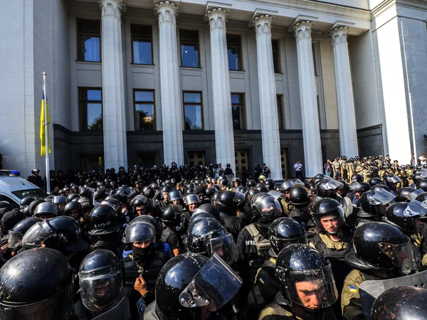 The opponents of changes to Ukrainian Constitution clash with po