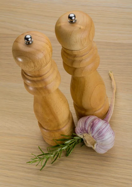 Pepper mill with garlic