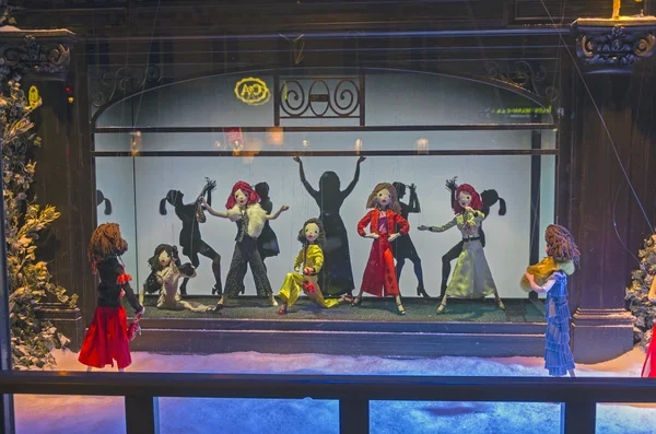 Dansing puppets in Paris shop window