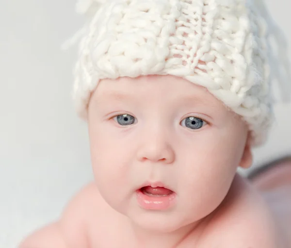 在针织帽子笑的小宝贝 - 图库照片tan4ikk#111