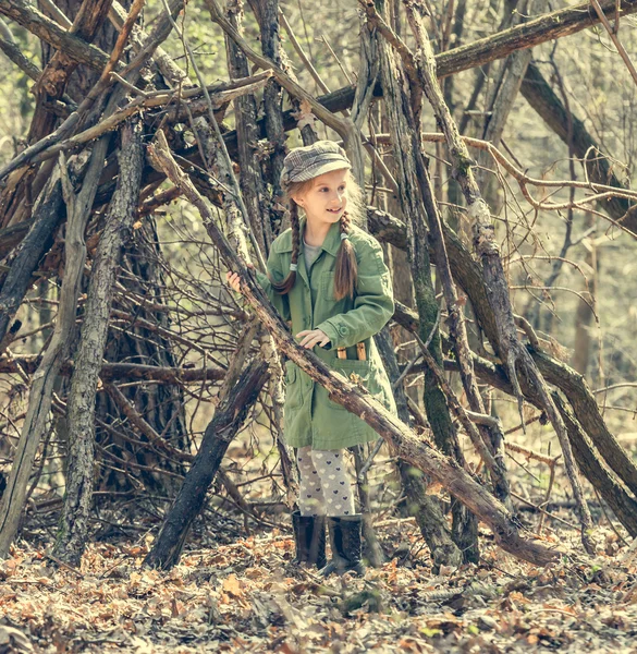 Little girl builds hut in woods - 图库照片tan4ikk#