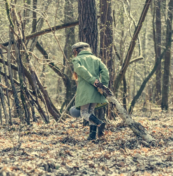 Little girl builds hut in woods - 图库照片tan4ikk#