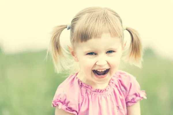 可爱的小女孩在草地上 - 图库照片tan4ikk#816