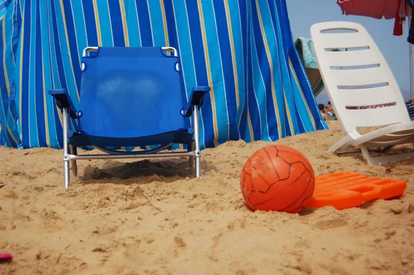 Beach chair with ball