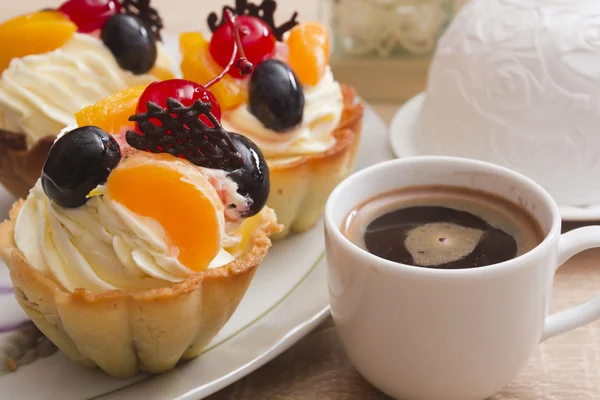 Coffee and cake in the form of baskets