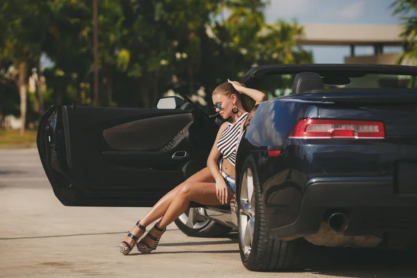 Young woman traveling by car the cities of America.