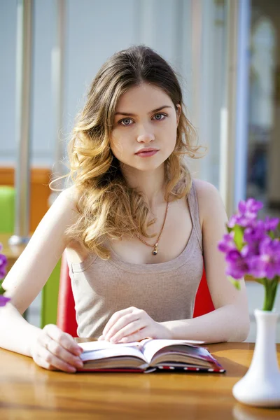 Pretty young woman sitting in the cafe