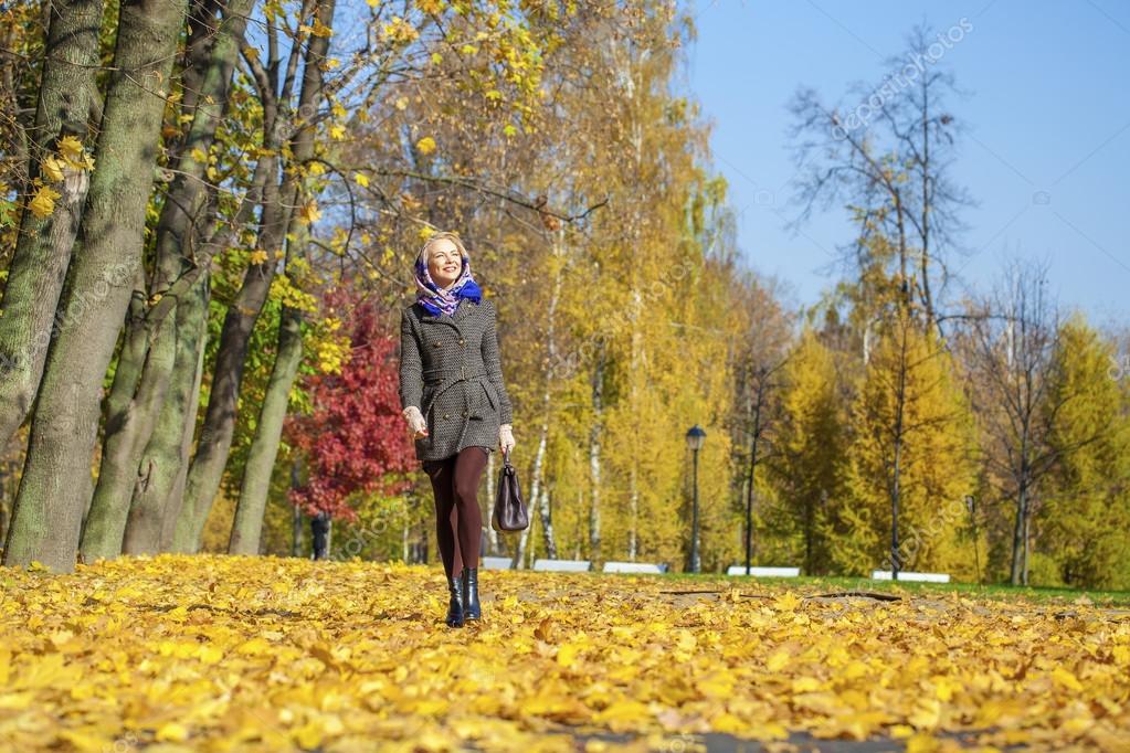 Эксгибиционистка прогуливается по осеннем парку в туфельках