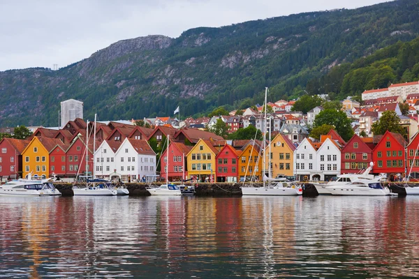街道在卑尔根-挪威著名 bryggen - 图库照片Vio