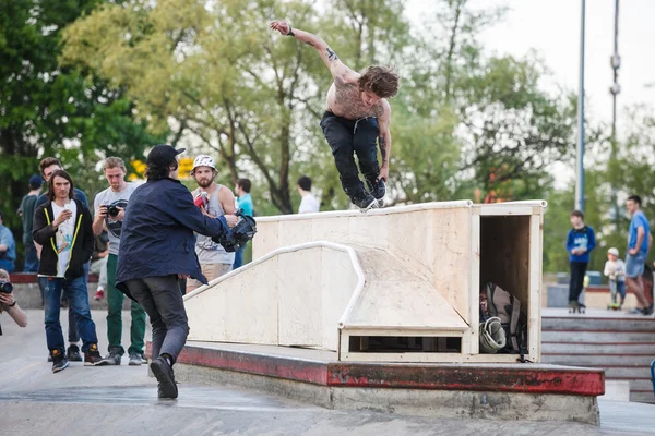 侵略性滑旱冰溜冰大赛 - 图库社论照片 hurrican