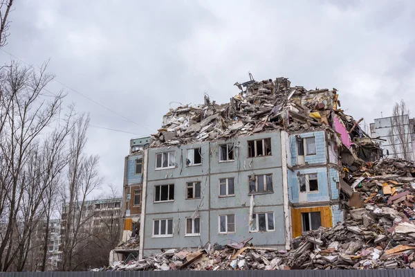 Dismantling homes after gas explosion in an apartment