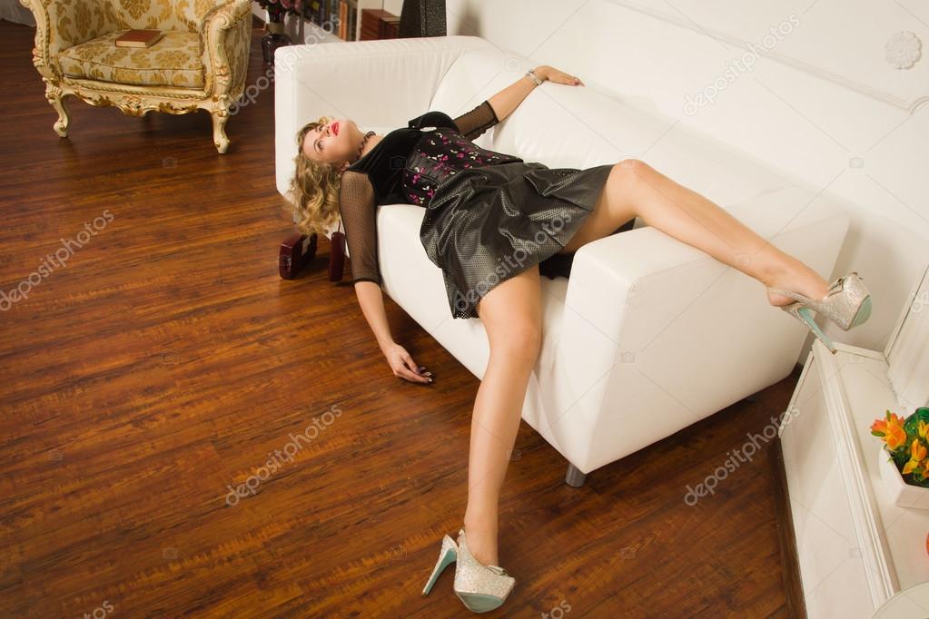 Порочная женщина валяется на диване