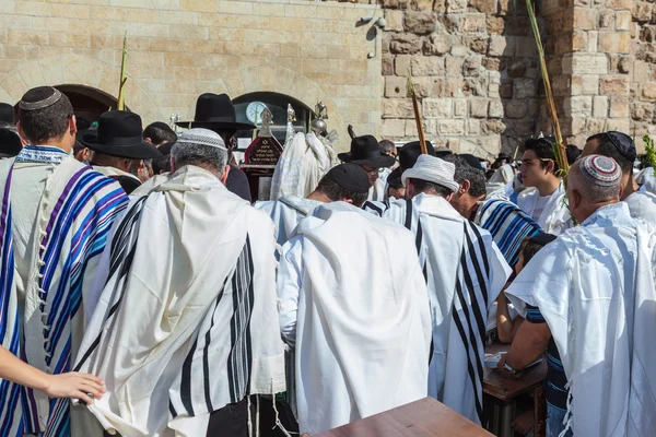 Crowd of faithful Jews wearing prayer shawls