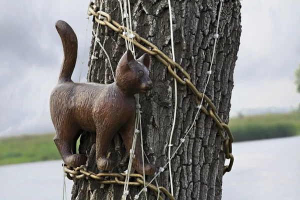 Cat walks on a chain around. Wooden sculptures based on Pushkins fairy tales.