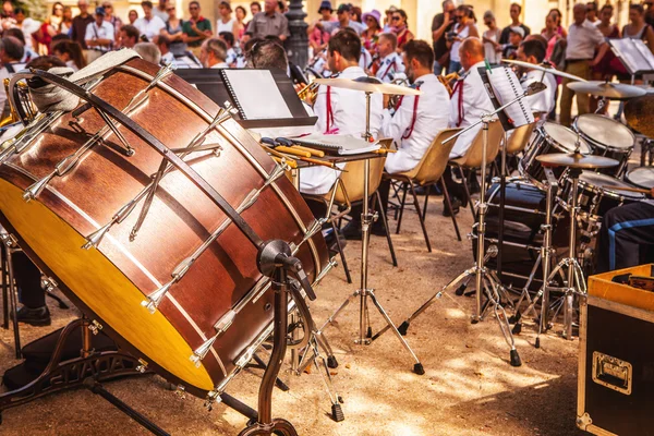 Performance of orchestra in Paris