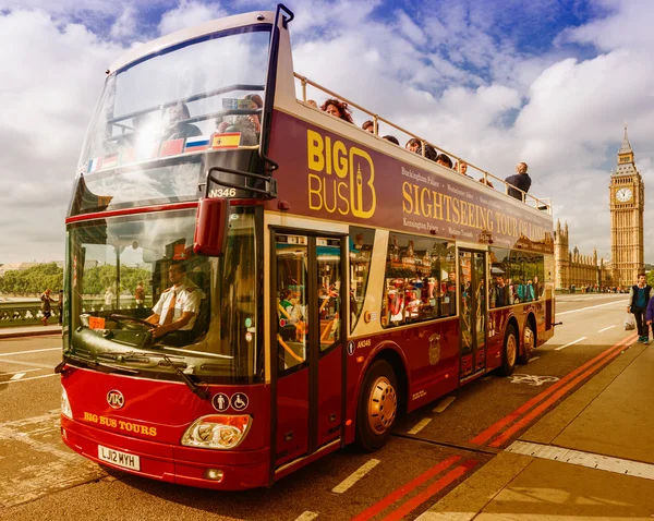 Bus sightseeing tour in London