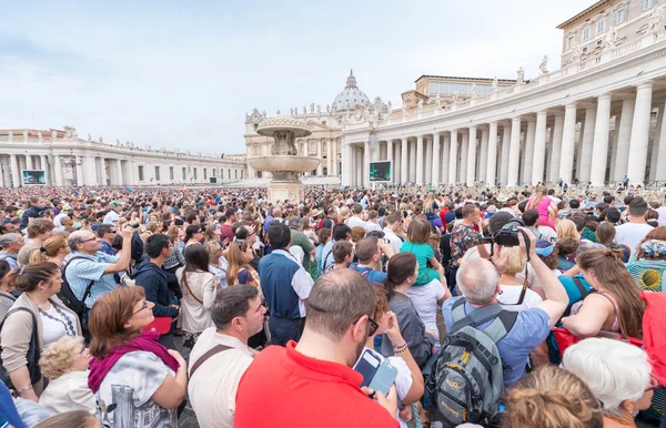 The crowd is waiting the Angelus prayer of Pope Francis I