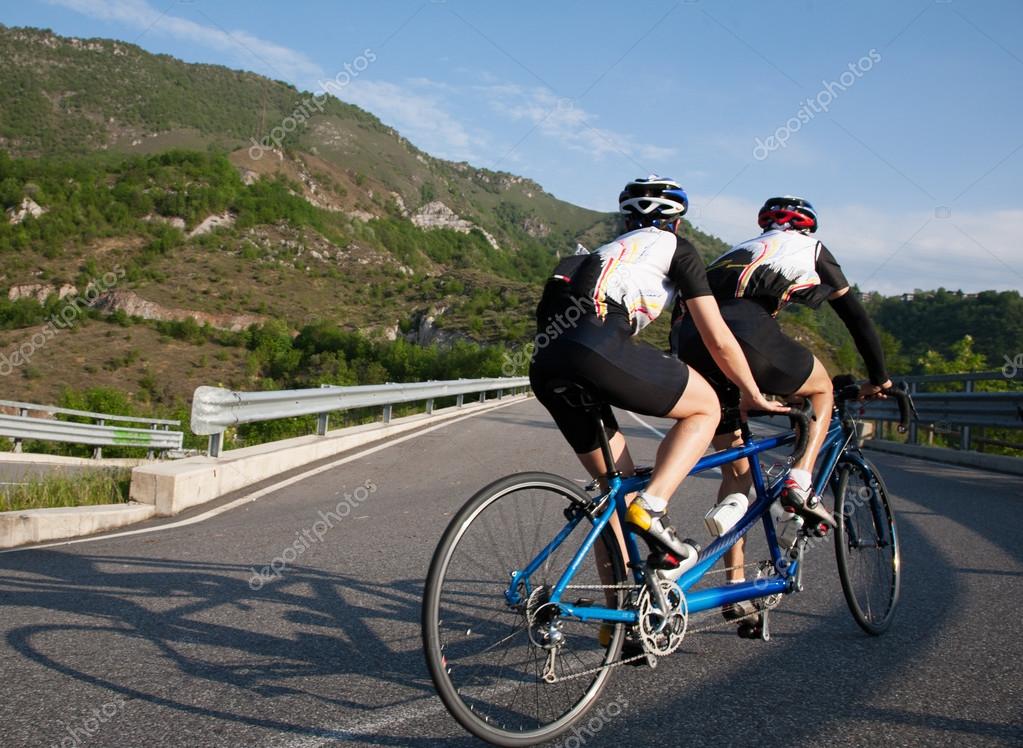 Radfahrer auf einem TandemFahrrad fahren bergauf auf