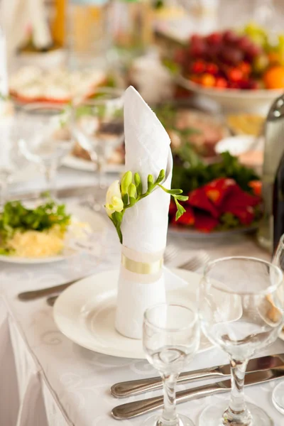 Serving a festive table decorated using fresh flowers napkins