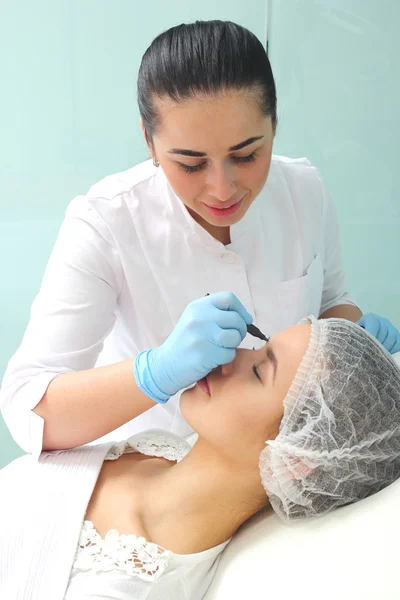 Preparation of the patient\'s face to a cosmetic procedure.