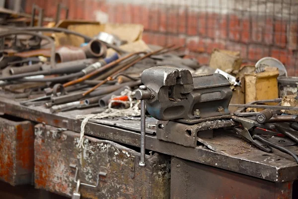 Workshop table with vise