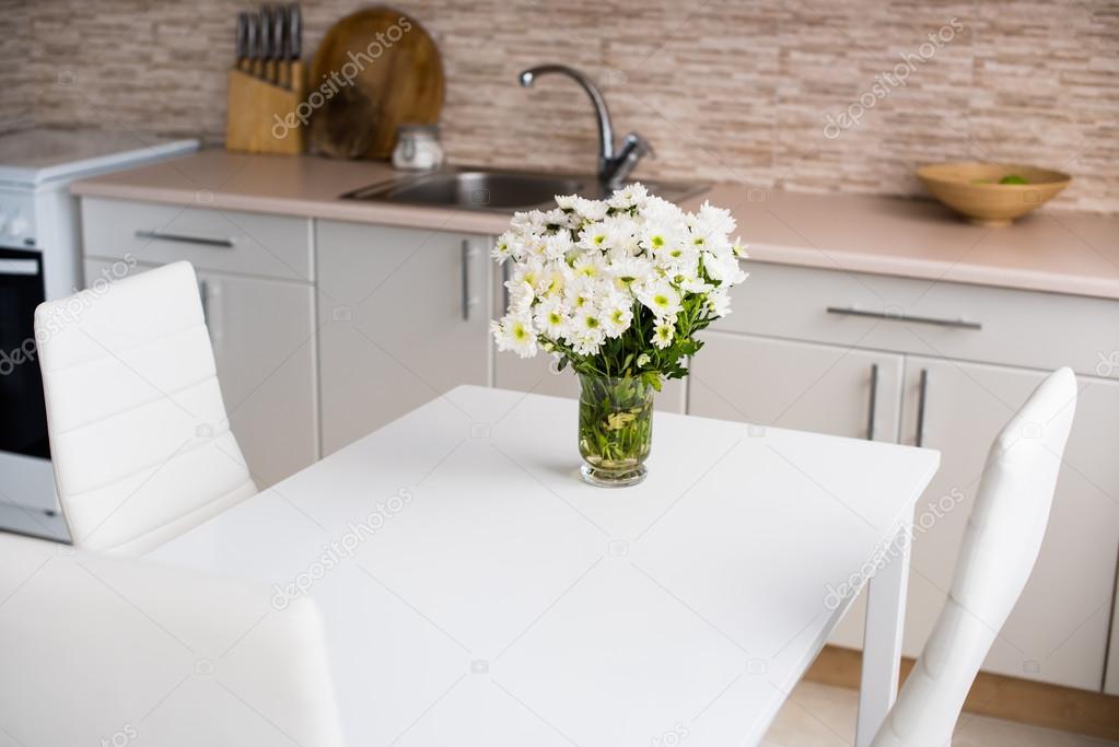 Interieur van de nieuwe heldere witte huis keuken — stockfoto ...